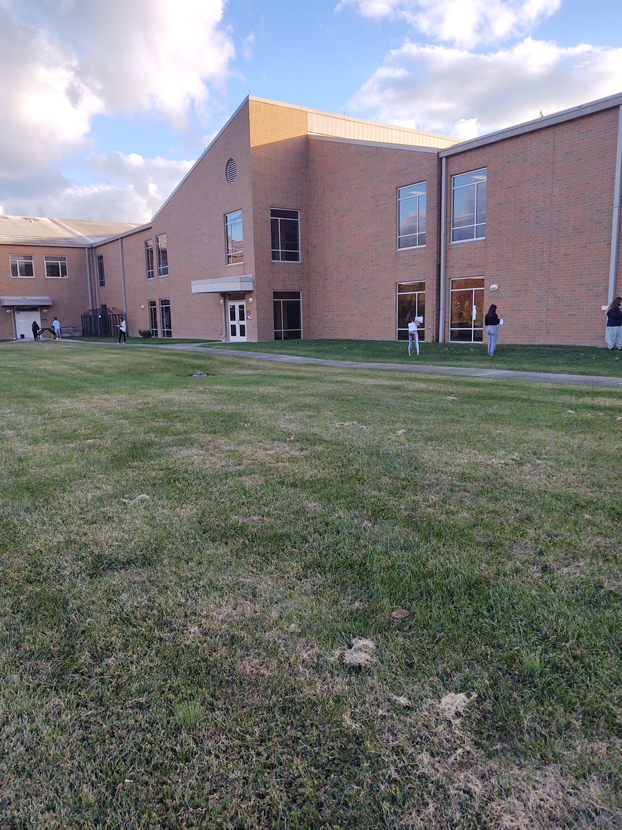 SraGHomework's tweet photo. Desperate measures Day 2-taking a page from my elementary friends - You are an architect and you need to build a house based on client preferences-aka sentence strips in Spanish #SAFEsocialdistance #outsideaslongasican @Boone_County @RCHS_Jaguars https://t.co/LDYi7txpul