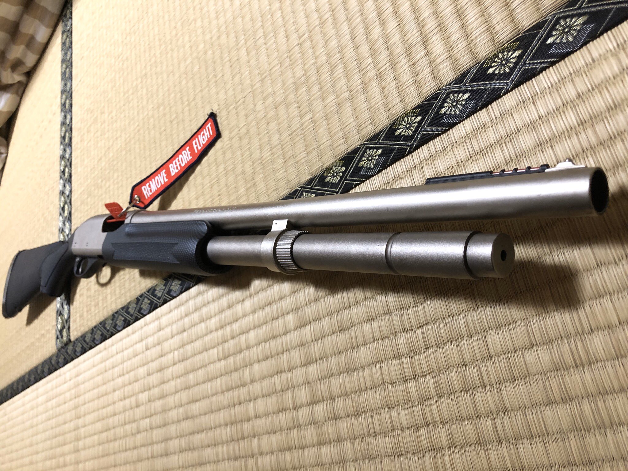 Mach いい銃の日 に乗っかって 愛銃の レミントンm870マリーンマグナム 海辺での使用を想定し 全体をクロームメッキする事で腐食に強い仕様になっている 日本の海上保安庁でも使われている強いヤツ T Co Chvhd4hwmk Twitter