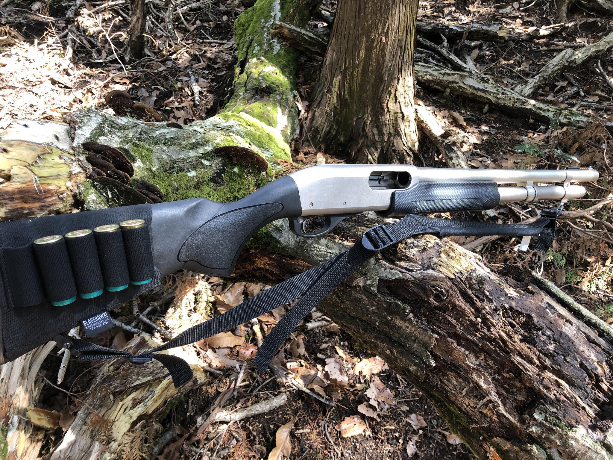 Mach いい銃の日 に乗っかって 愛銃の レミントンm870マリーンマグナム 海辺での使用を想定し 全体をクロームメッキする事で腐食に強い仕様になっている 日本の海上保安庁でも使われている強いヤツ T Co Chvhd4hwmk Twitter
