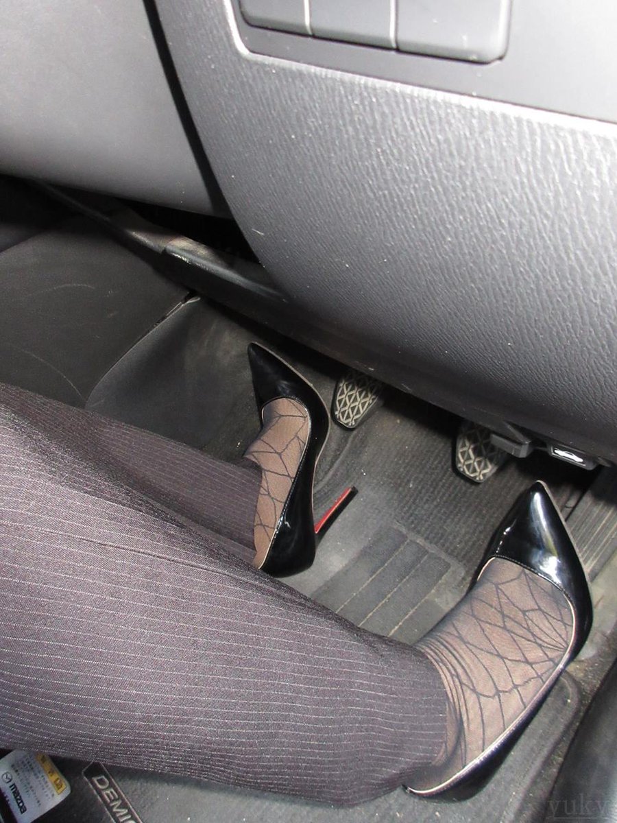 Yuky 絶対首下女装 靴フェチの ゆきぃ ヒールで運転はいけません ほんとアクセル ブレーキ クラッチ操作が12cm ヒールでは不可能 よくできて３cmヒールの靴しか無理 女装してわかった事