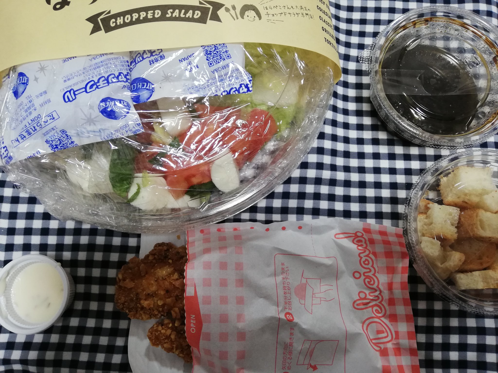 Poporon 昼食 セブンの鮭おにぎり たんぱく質がとれるサラダ サラダサーモン 画像無し 夕食 トマトとモッツァレラチーズのサラダ 胸肉のクリスピーチキン 実はパクチーとチキンのサラダを注文していたんですが別の物が届いたのでこれが夕食になりました