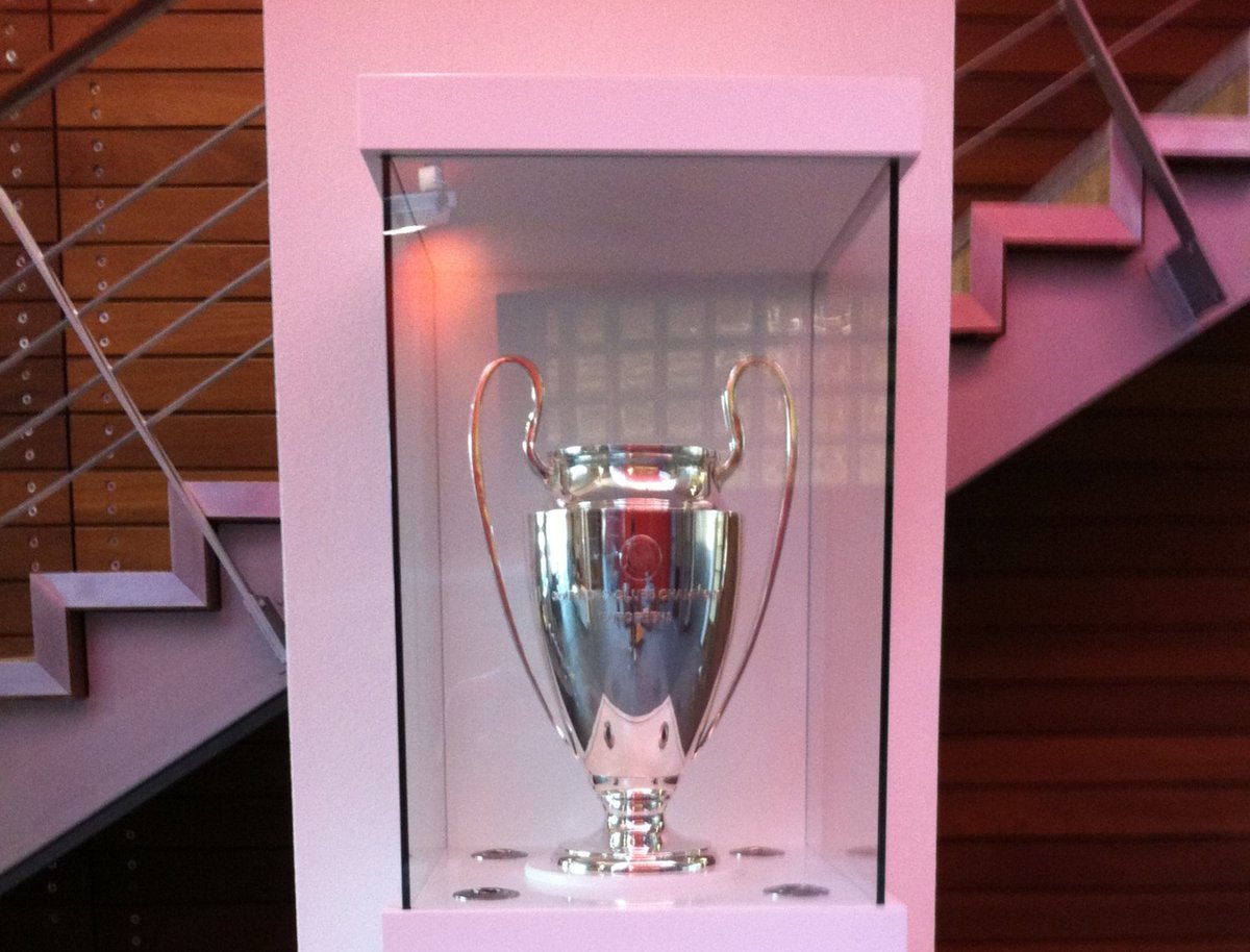 A few of my memories. I only spent 5 seasons working there and almost every day, there was something to smile about. Whether it was seeing the fans trying to get a glimpse of their heroes training or walking past the Champions league Trophy each morning...  #FarewellMelwood  https://twitter.com/LFC/status/1326117496005472256