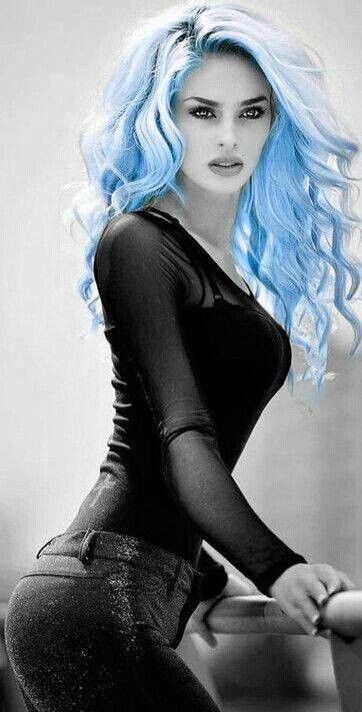 Ummm WOW!! Stunning!!💙🖤💙🖤💙 

#BlueHair 
#InAllBlack  
#BeautyTwitter