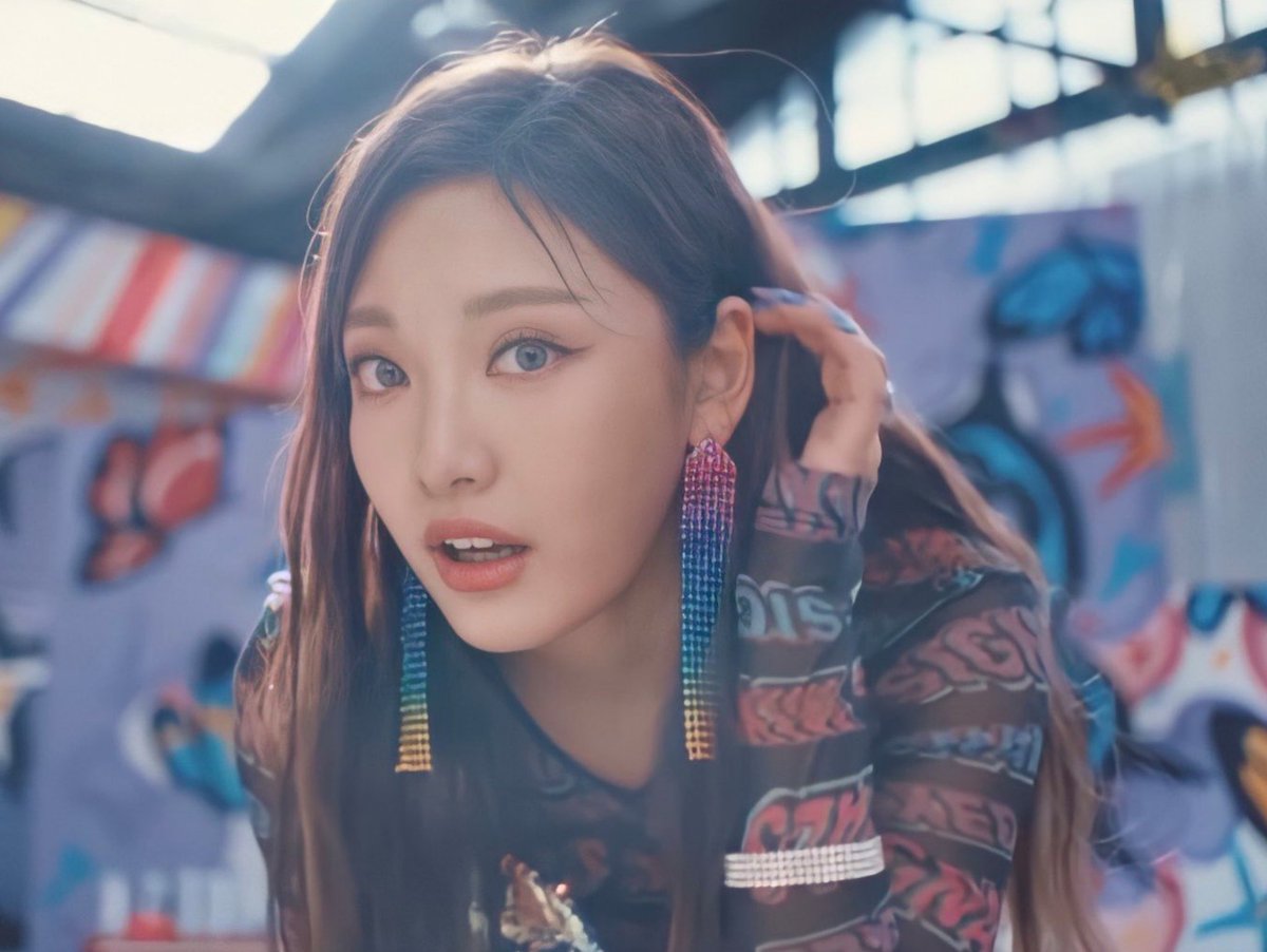 Yujungmark's tweet photo. This teaser video always makes me think ningning looks like a mix of Blackpink Jennie and Weki Meki Doyeon 🥰 https://t.co/shzElsIRCg