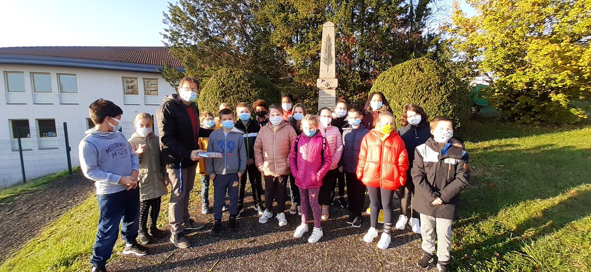 Journée hommage aux instituteurs morts pour la France à l'occasion du 11 novembre. Les classes de l'école Jean  Errard se sont rendues à leur tour au pied du monument pour évoquer leur souvenir et entonner la Marseillaise.