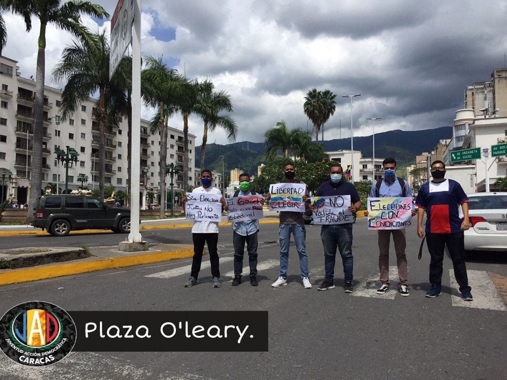 danilapiz's tweet photo. #10Nov | Hoy la @JAD_CARACAS desde el centro de Caracas alzamos nuestra voz para decir que sin Elecciones justas no puede haber parlamento que represente a los venezolanos.
A pesar de amedrentarnos y perseguirnos no nos detendremos en nuestra lucha por unas Elecciones LIBRES. https://t.co/vscNdDbKHk
