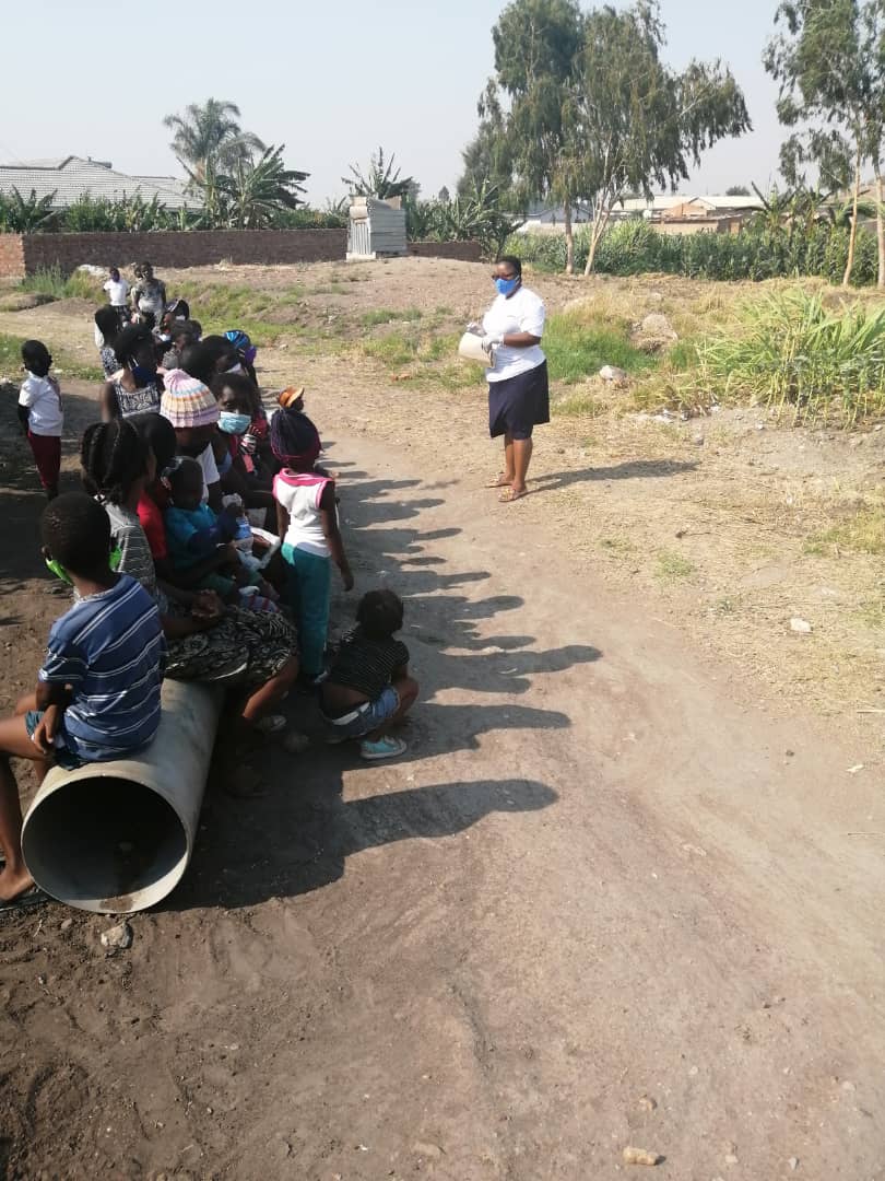 trust_tariro's tweet photo. Remember our handwashing campaign in October? 110 bars of soap were donated. We are forever grateful. Today, 43 kids received the soap and more are to benefit (some were in school today). Our gratitude will never be enough. #givinghope2all
#Ubuntu
#nurturingthefuture
#handhygiene https://t.co/cKVGGorTPC