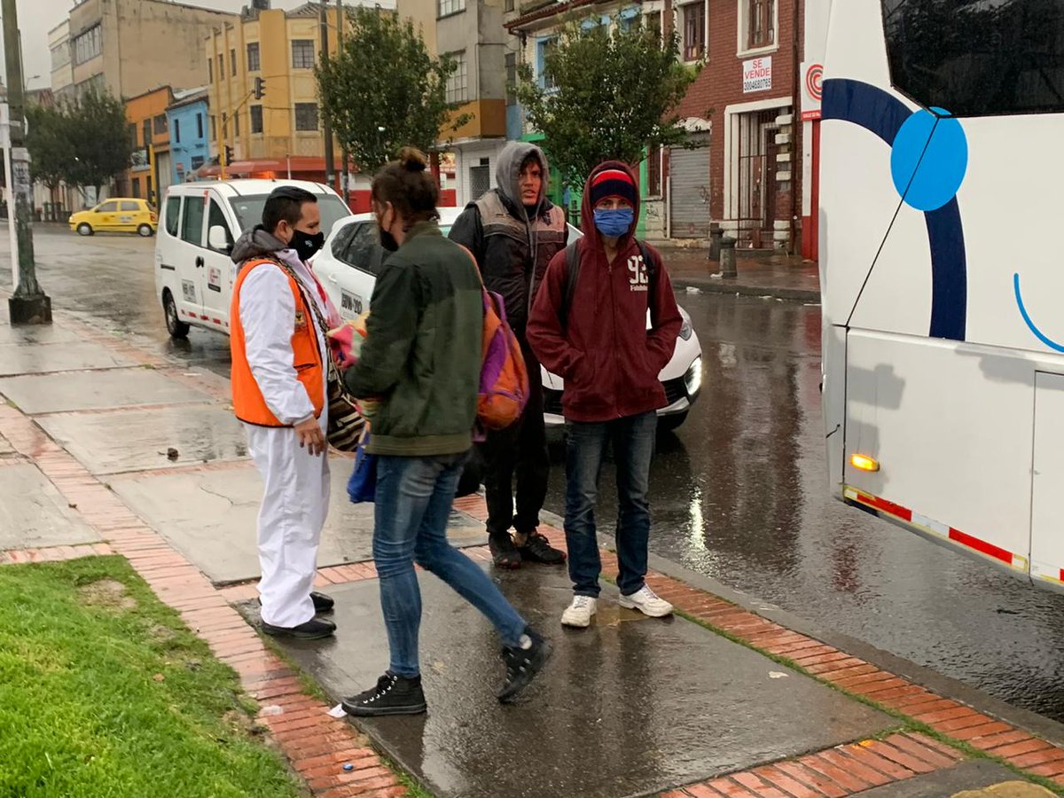 idipronbogota's tweet photo. Con @CanalCapital nos metimos #EnLosZapatosDe los habitantes de calle y seguimos uno de los recorridos de #OperaciónAmistad para realizar un especial que muestra el trabajo incansable y las duras situaciones que se viven en la calle. 

#IdipronNoPara https://t.co/4QiLzriKv1