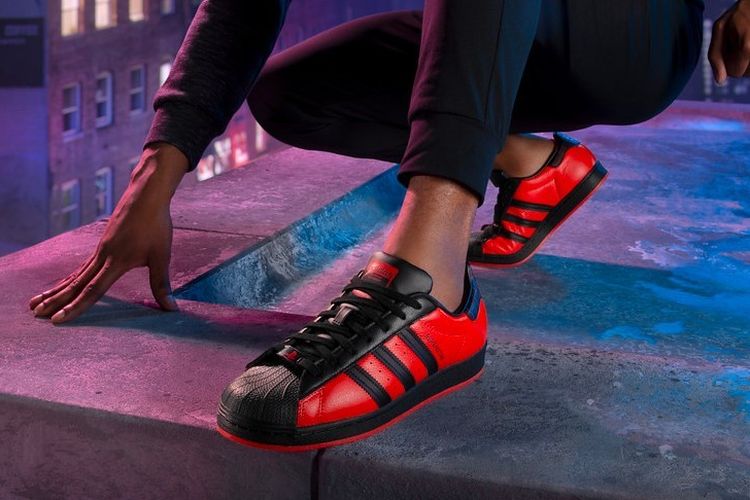 howdyindonesia's tweet photo. Adidas Superstar edisi Spider-Man: Miles Morales Dirilis: https://t.co/tCyVA1VBC3 | #HowdyMix https://t.co/KuH1XfWbji