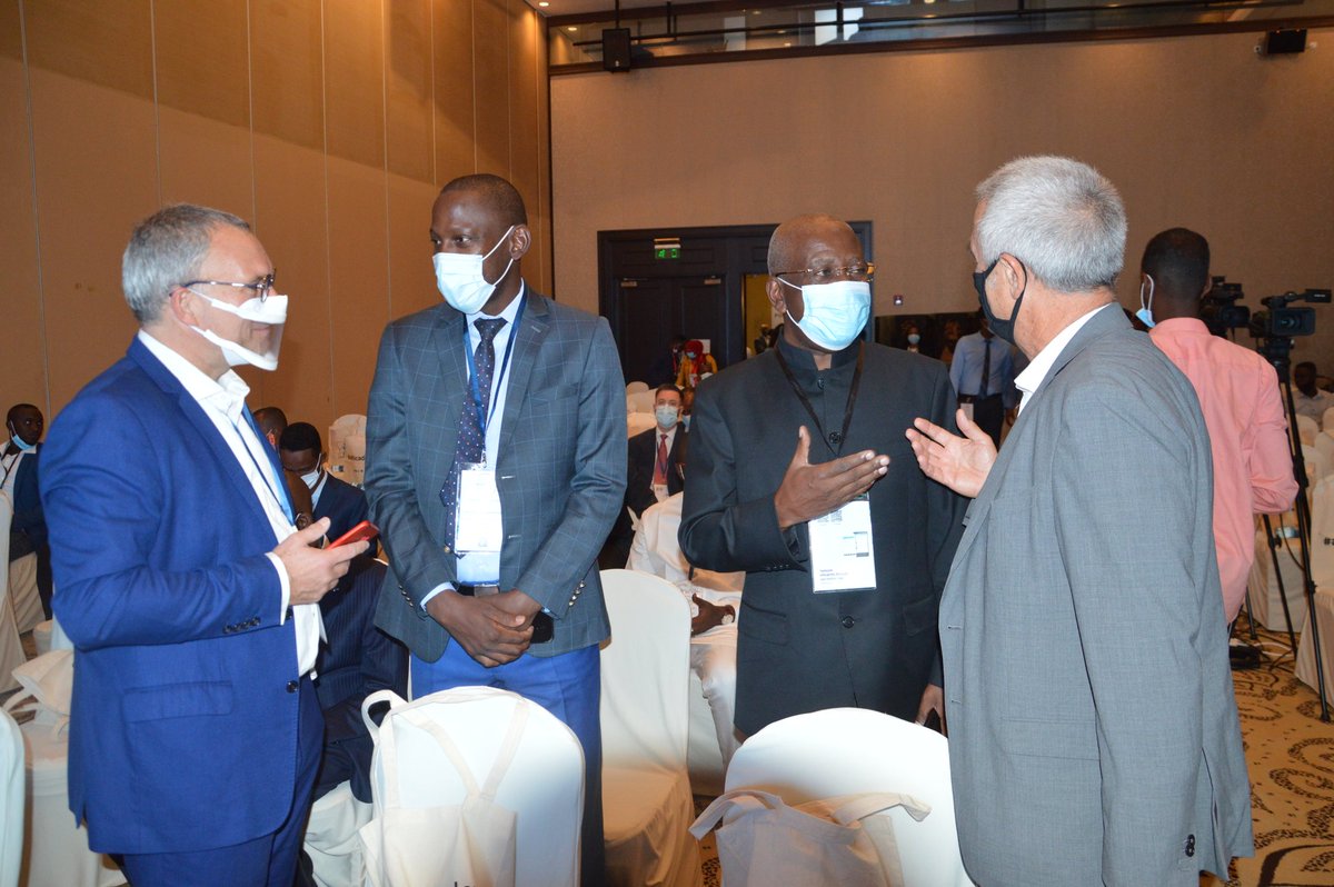 GabonInAction's tweet photo. Echanges entre le DG de l'@OPRAG_GA , Monsieur @App_Alassa et Monsieur Ahib Daher Aden, DG de 
@DoralehS et Yan Alix Professeur/Maître de conférences. 

@CMiconferences
#AutoritéPortuaire #ForumAfricainDesPorts #FAP2020 #Djibouti #OPRAG #Gabon #GabonInAction https://t.co/nhdY9IpsiA