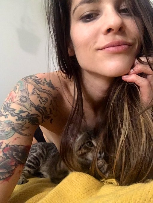 Cutest couple award🏆:  ➡️https://t.co/CVNUPTrPXh https://t.co/Vz12n5xpEM<a href="/tag/mvsales"class="tags"><span>#mvsales</span></a>