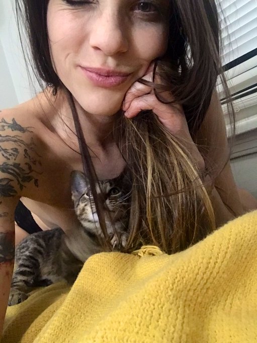 Cutest couple award🏆:  ➡️https://t.co/CVNUPTrPXh https://t.co/Vz12n5xpEM<a href="/tag/mvsales"class="tags"><span>#mvsales</span></a>