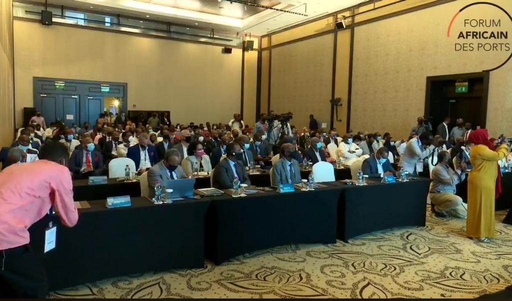 OPRAG_GA's tweet photo. Retour en images de la 1ère journée du #FAP2020. journée riche en conférences et expériences. Occasion pour le DG de l'#oprag d'échanger avec différents responsables d'autorités portuaire d'Afrique. #Forum_Africain_des_Ports #Djibouti #Gabon #AutoritéPortuaire @CMiconferences https://t.co/BvfKCNfPhs