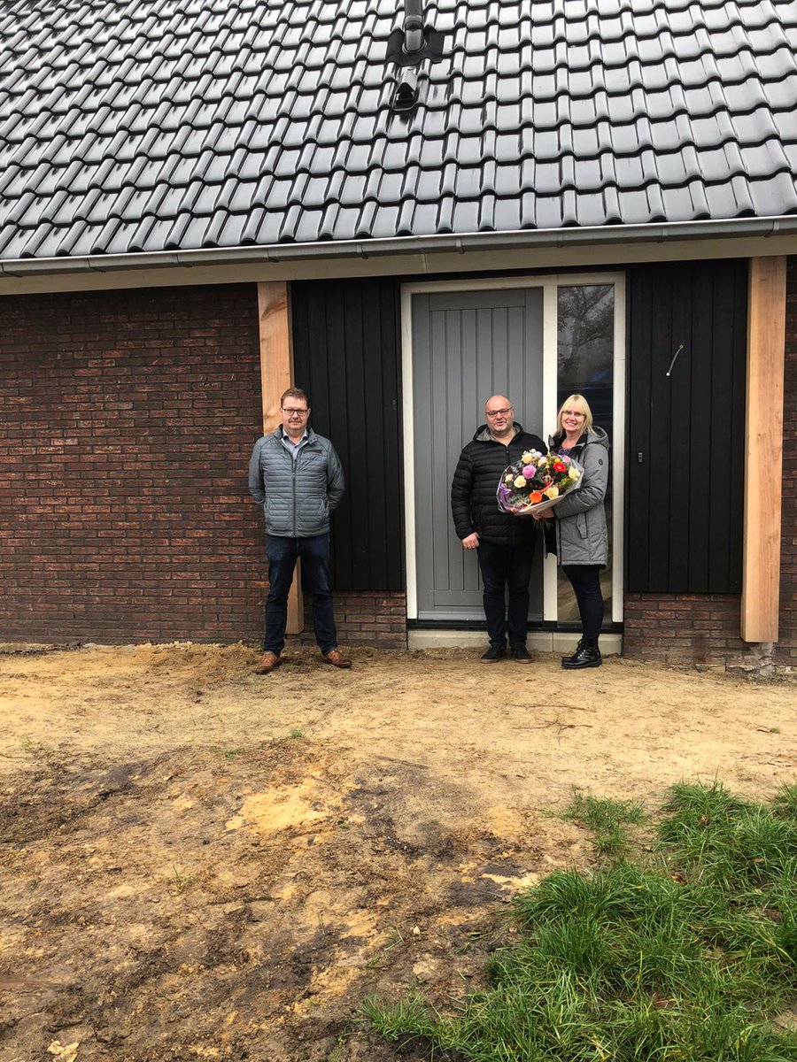 BouwRegeling's tweet photo. - OPLEVERING VRIJSTAANDE WONING - 
We hebben in Norg een mooie schuurmodel woning gerealiseerd. Na een succesvolle oplevering is de sleutel vandaag aan de klant overhandigd. We wensen onze klanten veel geluk in hun mooie woning. We bedanken @Brummelhuis voor de fijne samenwerking https://t.co/wU3SOWuiXN