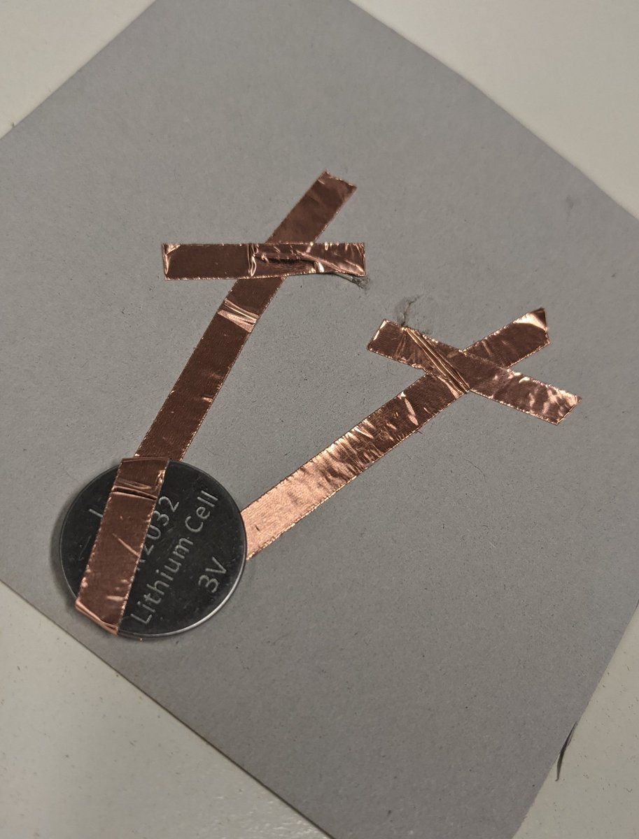 jugendbeteiligt's tweet photo. Da ist uns im #CivicTech WS ein Licht aufgegangen. Mit Kupferklebeband, Leuchtdiode und Knopfzelle entsteht die Vorstufe zu einer Lärmampel. Jetzt kommt noch ein Calliope hinzu und fertig ist unser Workshop-Projekt. Danke @kf_education ! #jdb20 https://t.co/SkUFmOTEjU