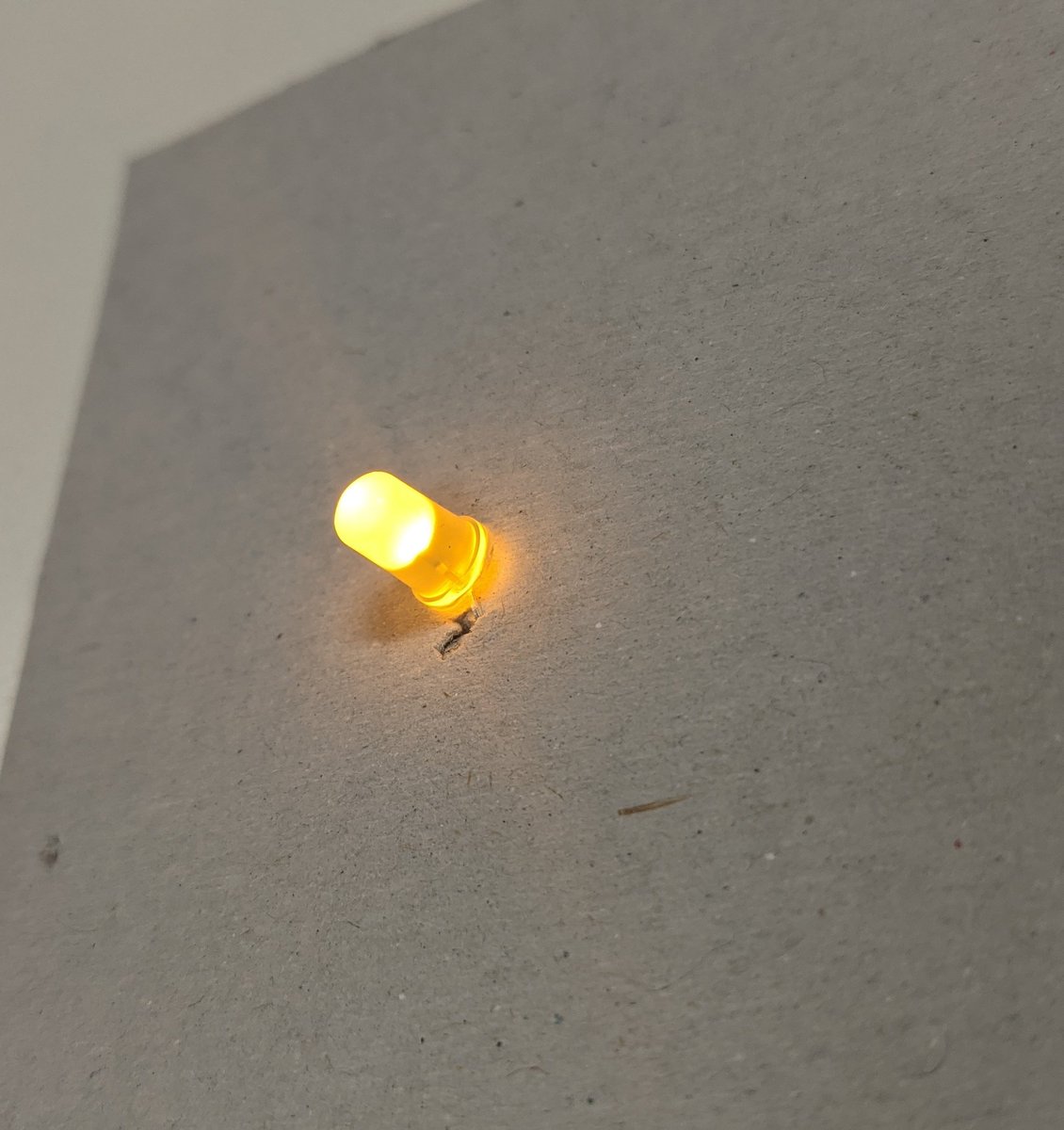 jugendbeteiligt's tweet photo. Da ist uns im #CivicTech WS ein Licht aufgegangen. Mit Kupferklebeband, Leuchtdiode und Knopfzelle entsteht die Vorstufe zu einer Lärmampel. Jetzt kommt noch ein Calliope hinzu und fertig ist unser Workshop-Projekt. Danke @kf_education ! #jdb20 https://t.co/SkUFmOTEjU