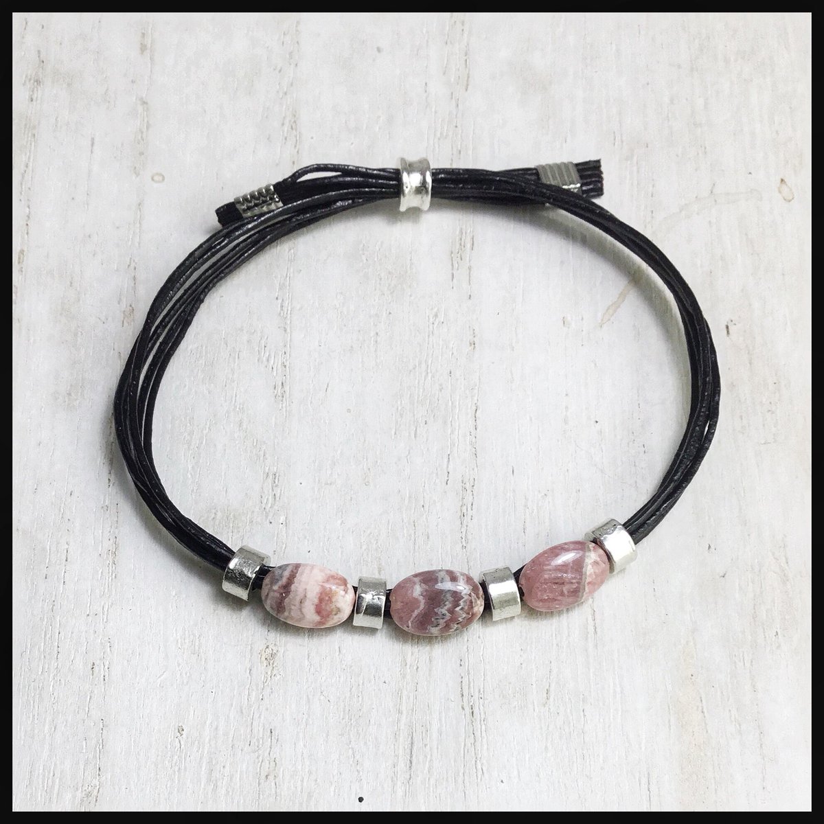 TKeepsakesNS's tweet photo. NEW 🐾
This bracelet has been gifted

#Leather #Adustable #Bracelet with #Rhodochrosite and silver #metal spacer #beads.
Price: $25.00 each plus shipping

Please Note: There are many #gemstones to choose from but only those that can accommodate 1mm leather can be used. https://t.co/F8QA6QLNgw