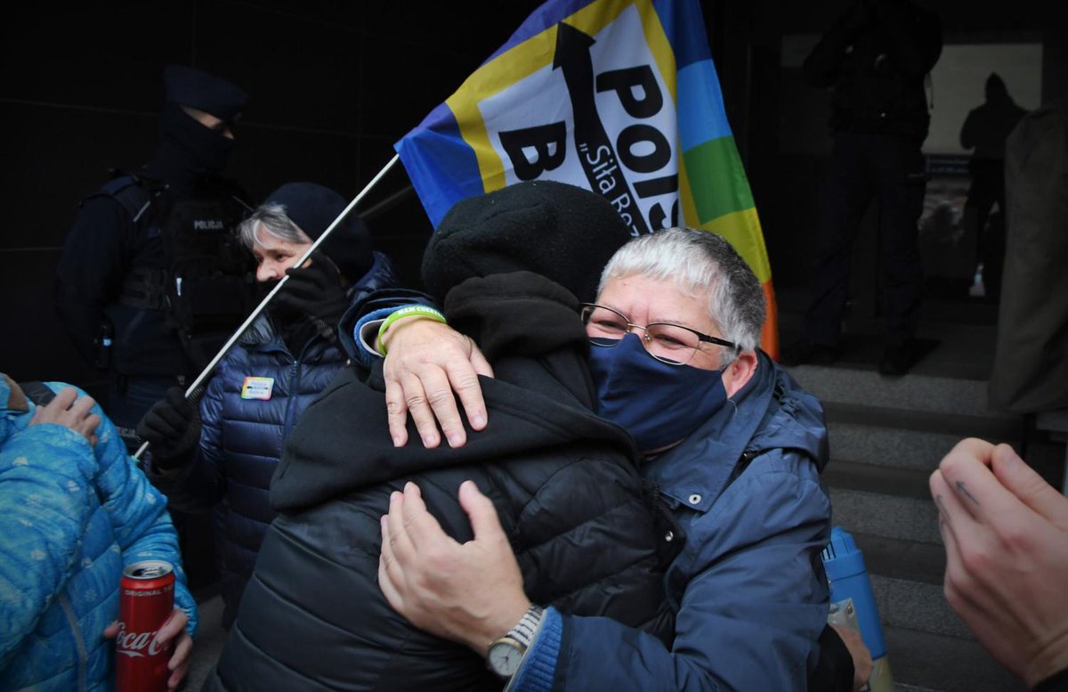 oko_press's tweet photo. Tuż przed 14.00 Katarzyna Augustynek znana jako Polska Babcia została wypuszczona z komendy przy ul. Wilczej w Warszawie. Grozi jej grzywna lub więzienie #Polskababcia #miesięcznica #policja @ma_panko https://t.co/hrVkXE2CUf https://t.co/Oeof2ro2XY