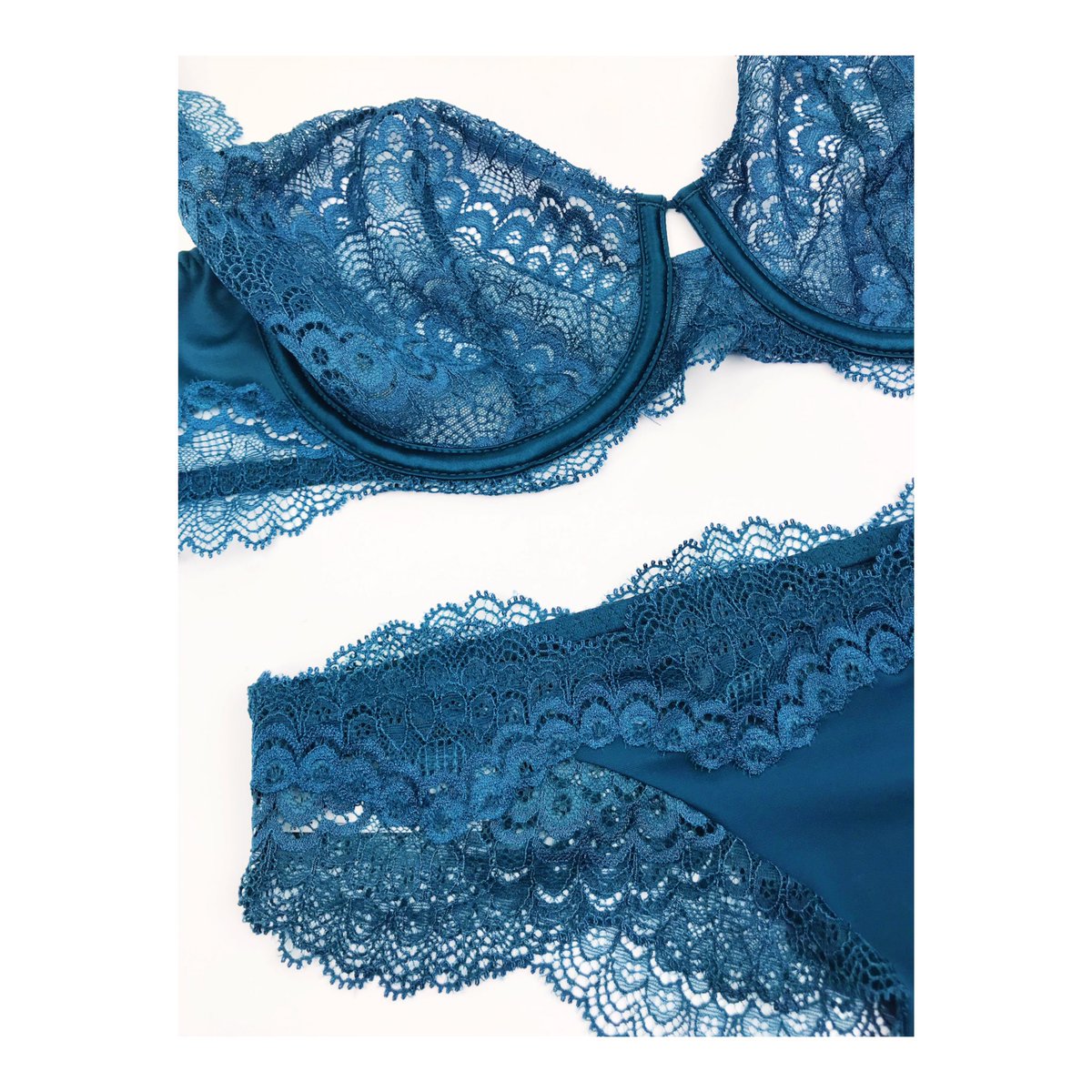 Teal me more, teal me more...was it love at first site?! 😍
#topdrawerlingerietx #simoneperele #newin #brafitting #lacedemi #sexylingerie #luxurylingerie #shophouston #shopsmall #shoplocal #uptownpark #uptowngirls || Shop the entire Eclat collection in store and online!