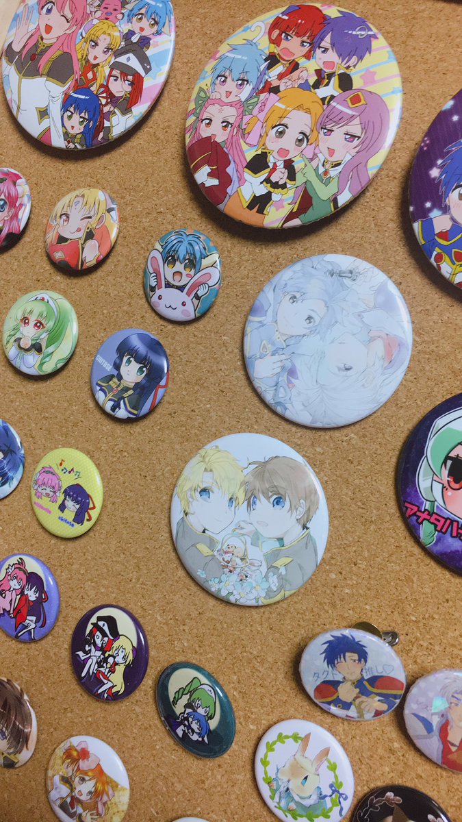 Kitaru Ga周年おめでとう お友達に教えてもらった缶バッジ飾る方法が自由度高めでめちゃよい コルクボードに 画鋲刺す 画鋲にマグネットひっつける 缶バッジつける で完成 100均のコルクボードだと画鋲貫通するのでそこは対策が必要