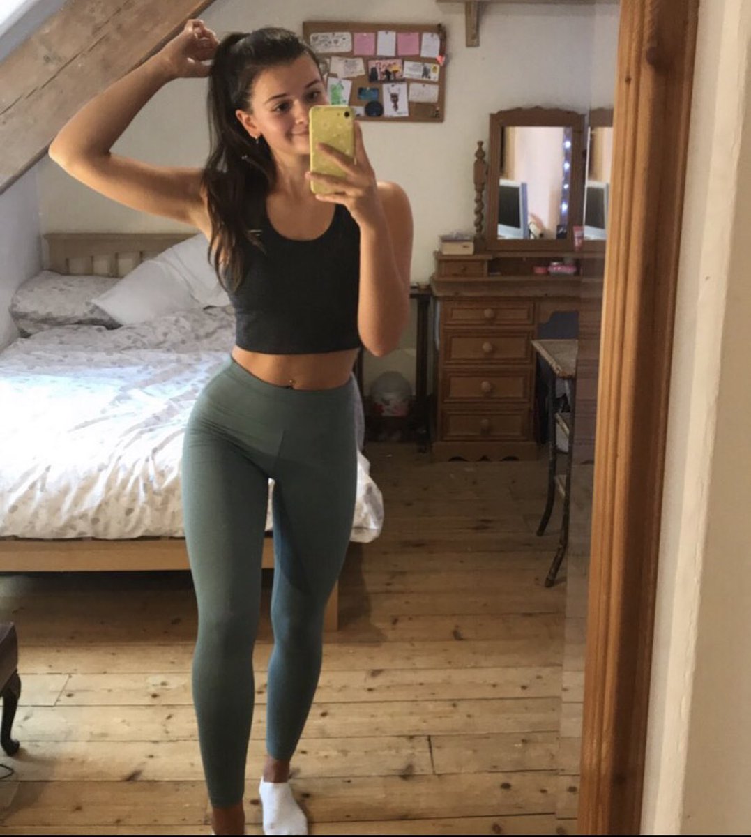 Je suis nouvelle ici! Je fais donc un nude gratuit en privé pour ceux qui RT + FOLLOW. Bisous! 😊