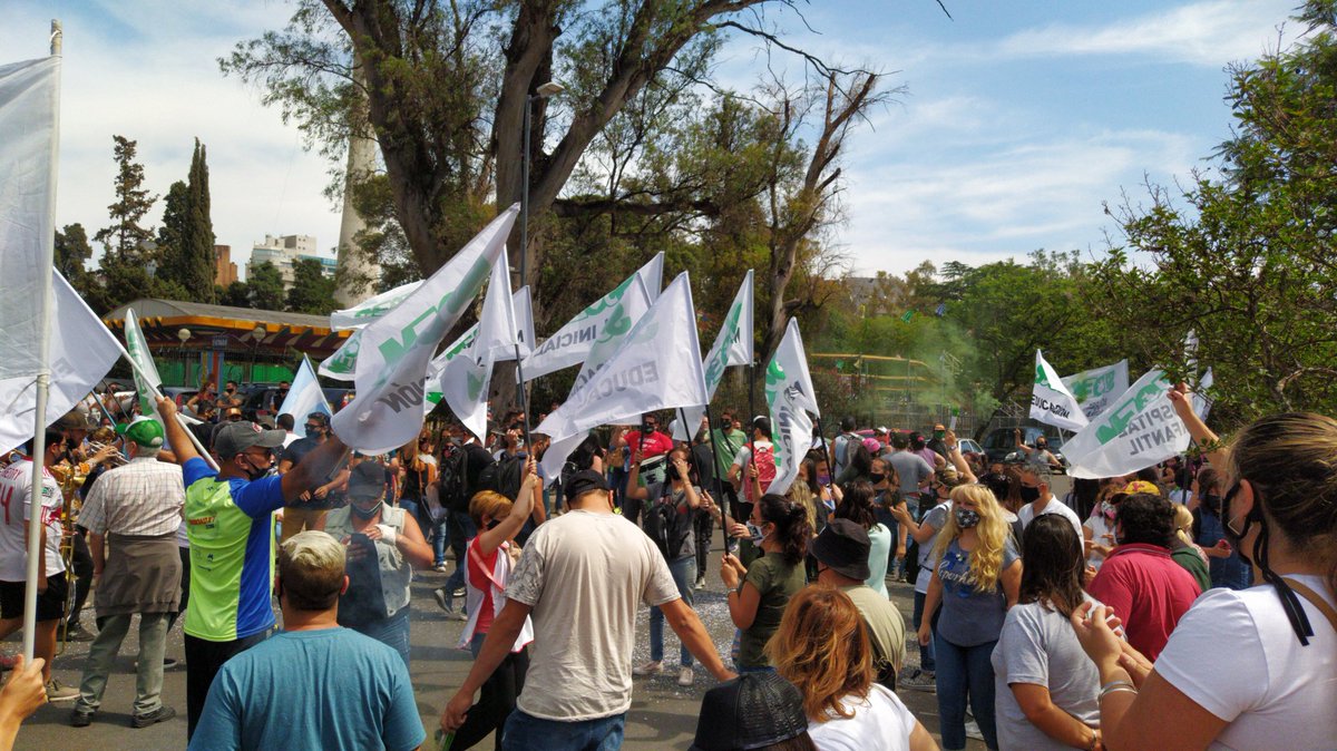 matihelman's tweet photo. #LlaryoraMiente
Con la plata que gastó en el congreso y en publicidad con flores y sonrisas en Facebook podría garantizar la conectividad para alumnos.
#NoAlCongreso https://t.co/h7379InxyJ