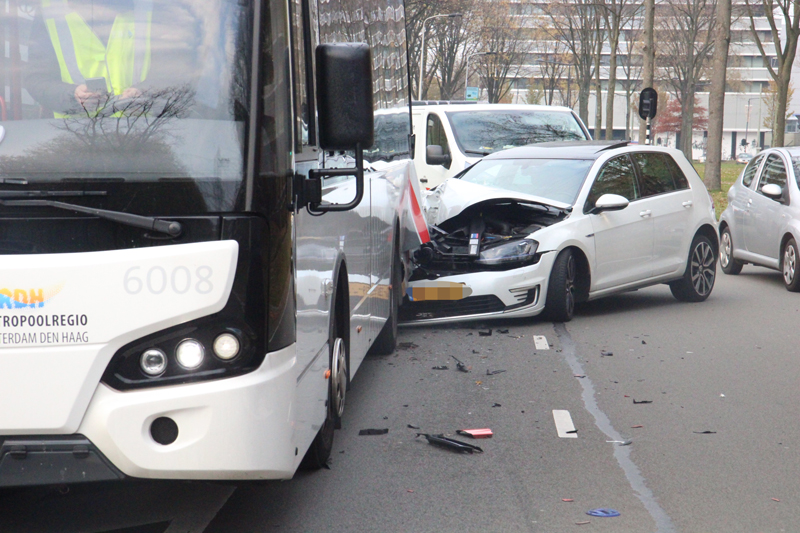NU ONLINE: Forse schade na aanrijding tussen auto en stadsbus Voorhofdreef Delft..