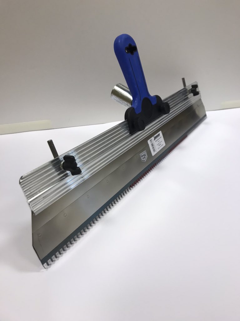 Big area trowel with pins. 560mm wide trowel comes complete wit handle &amp; 1 * R2 notch insert.