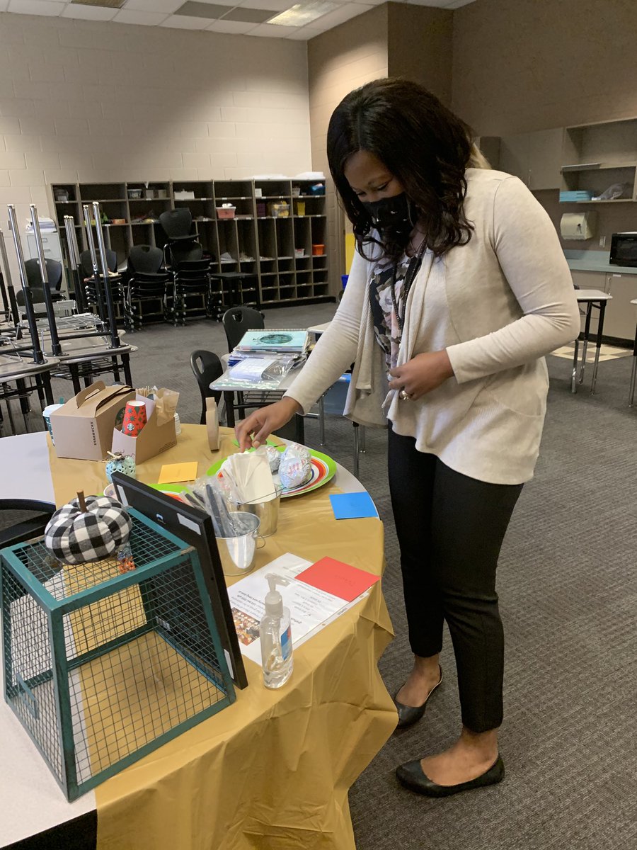 cauthen_amanda's tweet photo. We are grateful for our teachers. #OPESthankfulness #OPESeaglepride #payitforward #thirdgradeteam https://t.co/UPf9soFh8q
