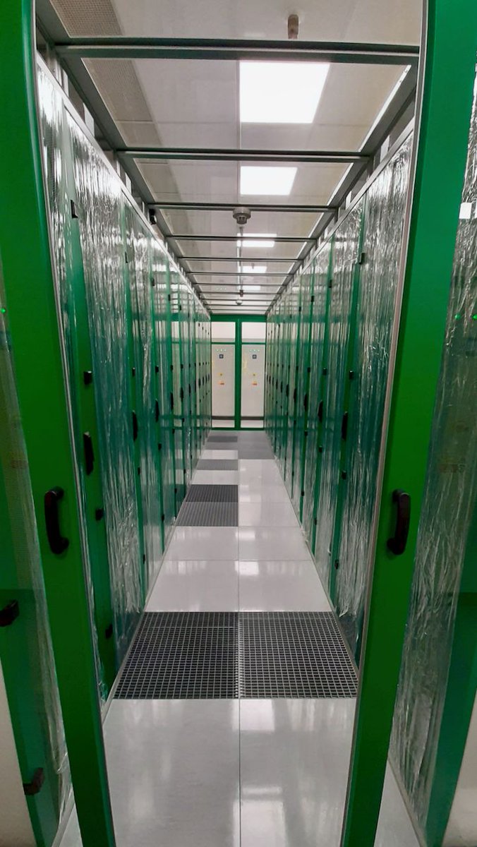 vshosting's tweet image. Dostavba poslední etapy datacentra úspěšně dokončena 💪  Technologické rezervy jsme využili na maximum a namontovali velké 52U racky =&amp;gt; kapacita +2500 serverů! Přidali jsme i 2 nové trafostanice (800kVA a 630kVA) 2 klimatizační jednotky (každá 100kW).

#vshosting #datacentrum