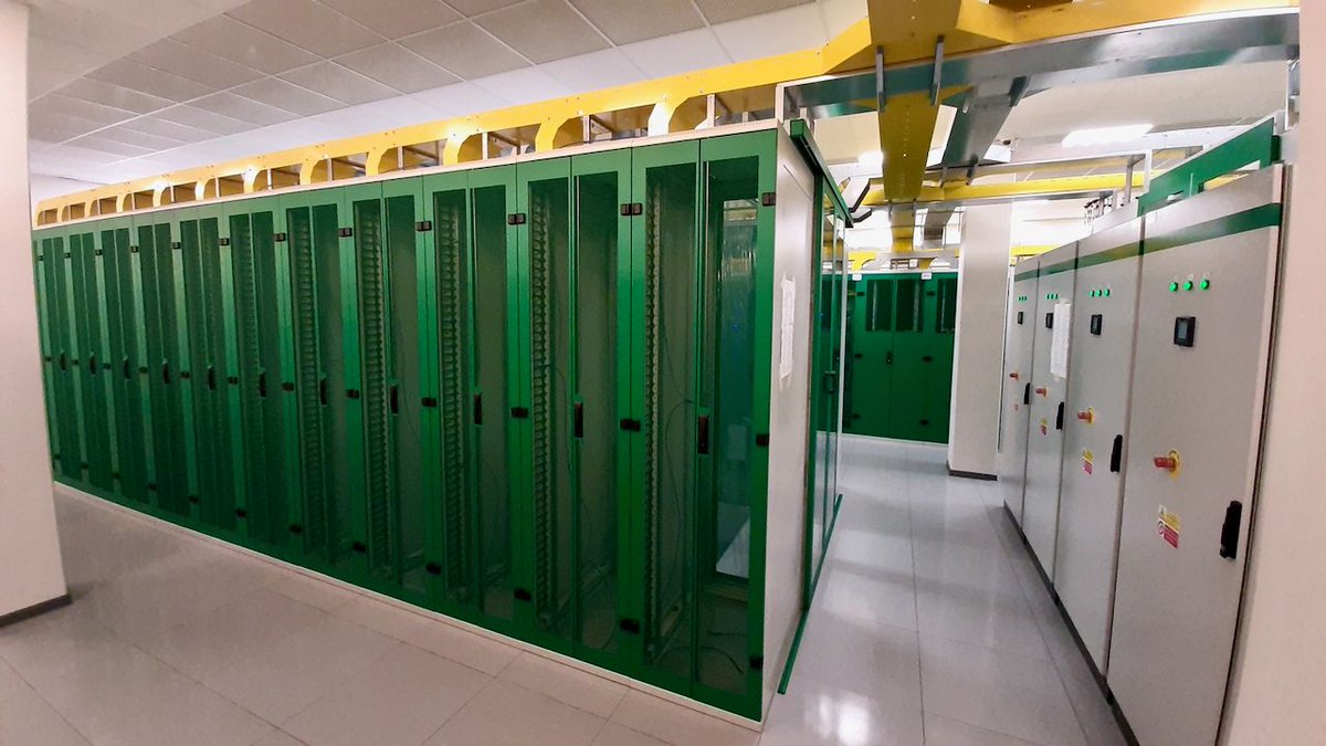 vshosting's tweet image. Dostavba poslední etapy datacentra úspěšně dokončena 💪  Technologické rezervy jsme využili na maximum a namontovali velké 52U racky =&amp;gt; kapacita +2500 serverů! Přidali jsme i 2 nové trafostanice (800kVA a 630kVA) 2 klimatizační jednotky (každá 100kW).

#vshosting #datacentrum