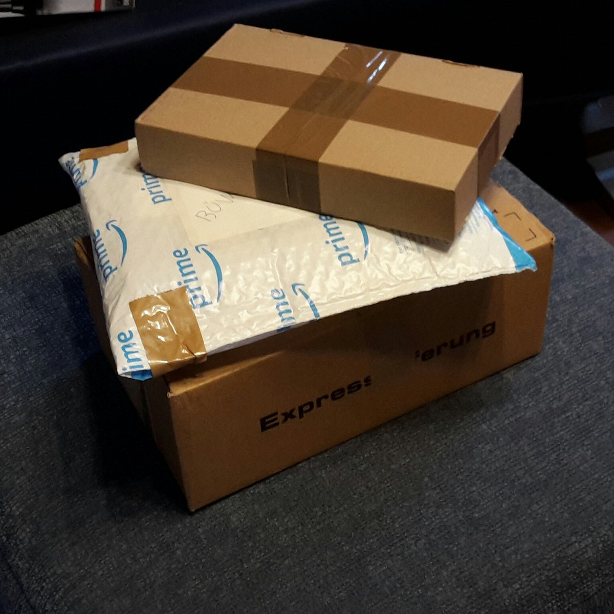 Sonja_Autorin's tweet photo. Heute noch schnell die Päckchen mit Gewinn und Büchern von der #OBM2020 zur Post gebracht.
#OBM2020Halle1A
#autorenleben
#DieDrachenreitervonMera https://t.co/JjMkkskt9V