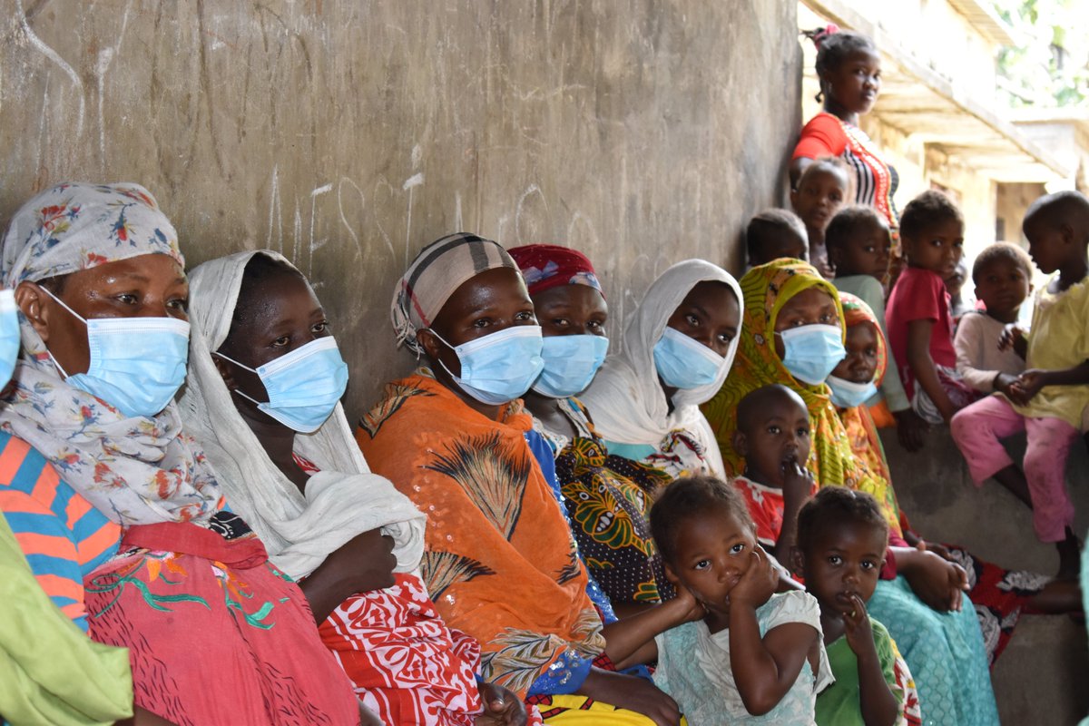 UnfpaComores's tweet photo. Reprise des activités de la #CliniqueMobile post #COVID19 , les femmes de #Limbi massivement mobilisées pour recevoir des #SoinsGratuits et de #Qualité par du #Personnel de santé #qualifié. @BoniOuattara @UNFPA_ESARO @MirandaTabifor @One_UN_Comoros @UNFPA_PSB https://t.co/LFqA0iQ4jr