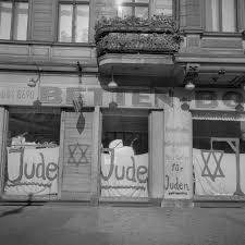 "Kristallnacht" a 82 años del mayor pogromo (linchamiento étnico) de la historia. Los seres humanos somos propensos a repetir lo que más bien debemos evitar...!!!
#ElMuroDeOccidente