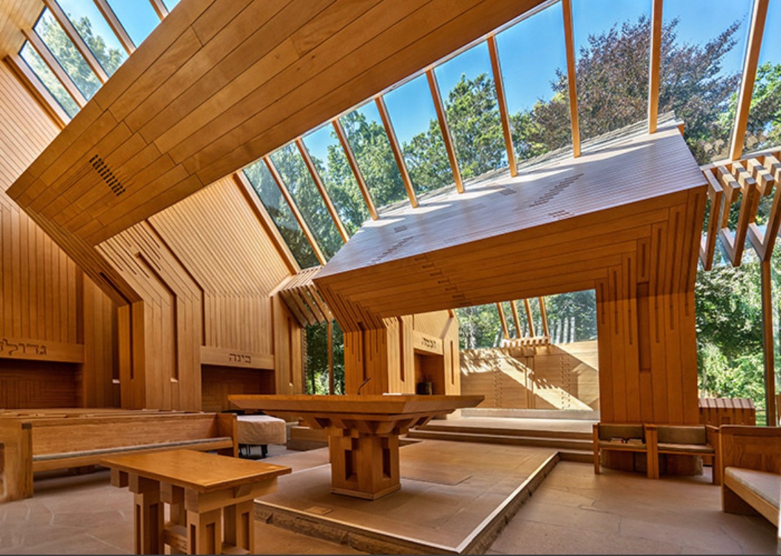 On Long Island is the stunning Gates of the Grove Synagogue at the Jewish Center of the Hamptons designed by Norman Jaffe in 1989 https://synagogues-360.anumuseum.org.il/gallery/jewish-center-of-the-hamptons/