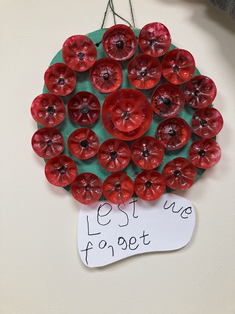 Wellgreen Nursery children created this beautiful poppy wreath using the bottom of plastic bottles while discussing the meaning with educators ❤️Lest We Forget