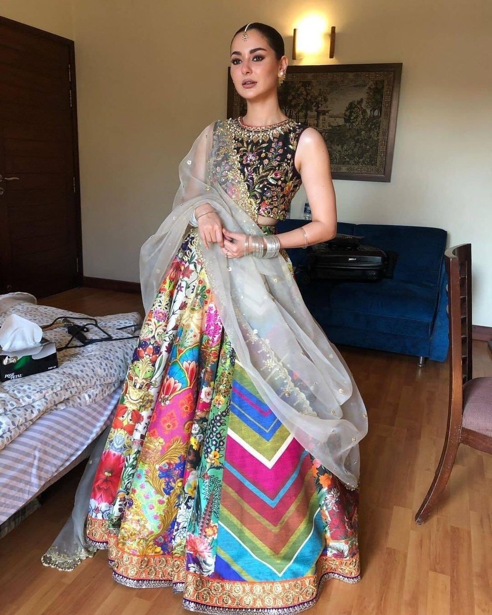 ReviewTurbine's tweet photo. #HaniaAmir looks pretty in this beautiful attire❤🔥
#PakistaniActress #LikeForLikes #RecentPhotoShoot #ReviewTurbine https://t.co/FCjfwpM3jD