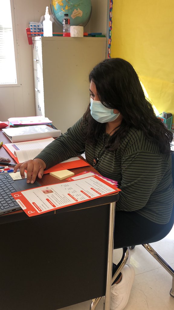 PantinABC's tweet photo. Teacher aid using her Data binder wow. At García Leza https://t.co/6PzwAYRNkq