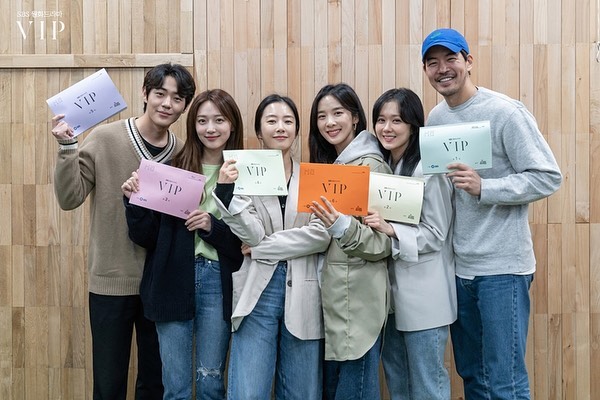 AkidNisa's tweet photo. My favourite kdrama squad! If season 2 is too much, then please reunite with full casts! I love y'all so much ❤ #VIPDrama https://t.co/sDY5XP5vqJ