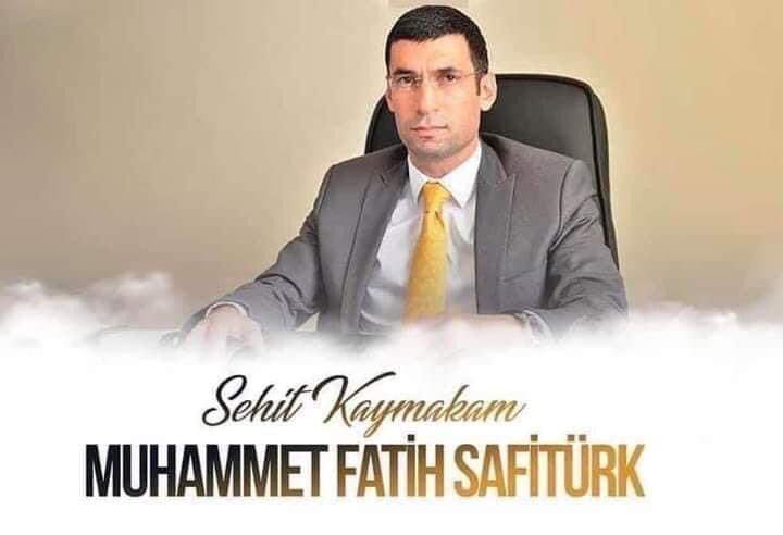 EHADBOLU's tweet photo. “ Hain terör örgütünün bombalı saldırısında şehit olan Mardin Derik Hafız Kaymakamımız #MuhammedFatihSafitürk‘ü şehadetinin 4. yılında rahmetle anıyoruz. “@ehadgm @valiahmetumit @aliozdemirgsb @EHADBOLU @ehadgm_kadinlar @EHADGenelSekr @bnymnalbayrak https://t.co/48r1J0I79j