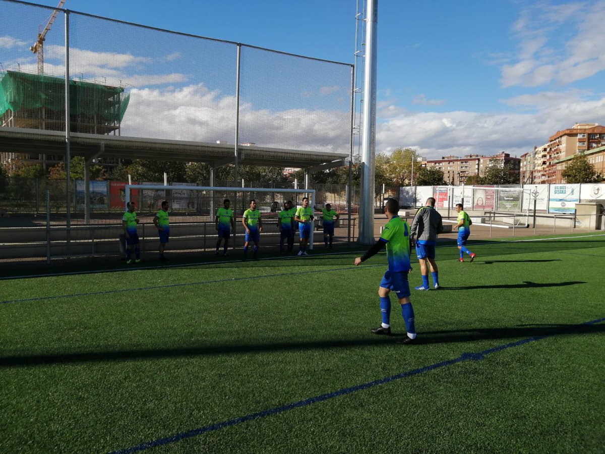 🟢🔵 VETERANOS 🟢🔵

💪🏼 Nuestros veteranos han vencido en el partido de este fin de semana.

✅ Se midieron al Malilla y acabaron venciendo por 3-4