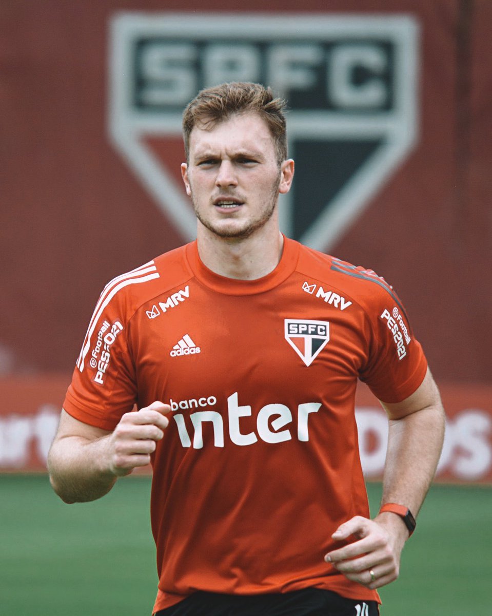 SaoPauloFC's tweet image. 🆕 Em recuperação de cirurgia no joelho, o goleiro @_LucasPerri correu no gramado nesta manhã.

#VamosSãoPaulo 🇾🇪