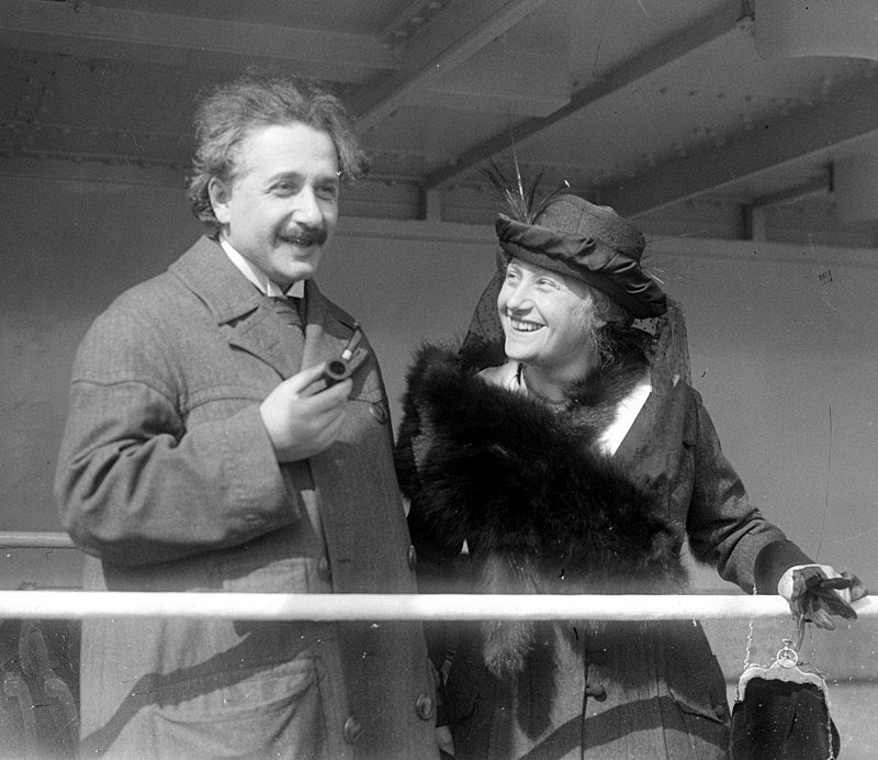 manuluna13's tweet image. #DatoRandom

Albert Einstein se casó en 1919 con su prima hermana (sus madres eran hermanas) quien era también su prima segunda (sus padres eran primos).