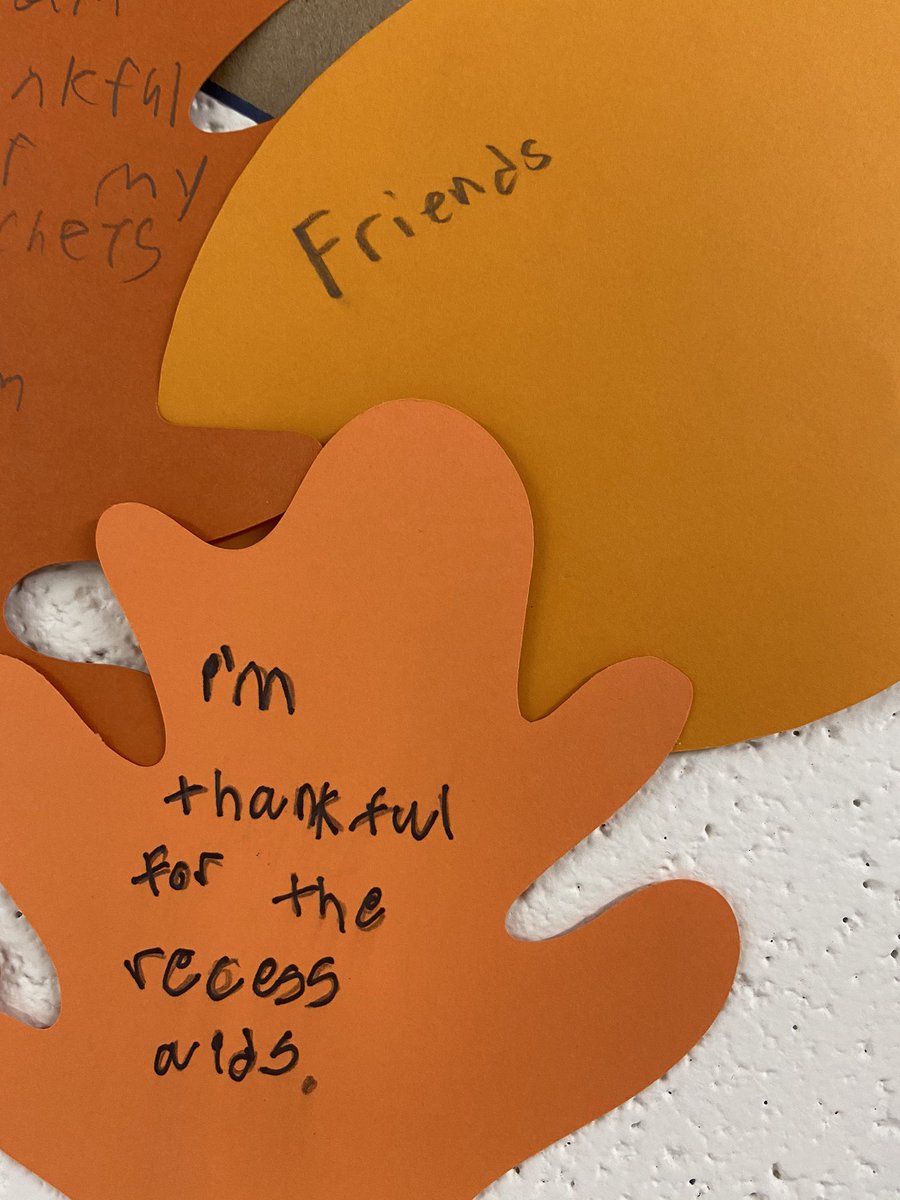 svargaSES's tweet photo. Windermere’s Thankful Tree is growing each day! There are so many people and things to be thankful for at school! 🍁🍂 https://t.co/LIYYTDu3bZ