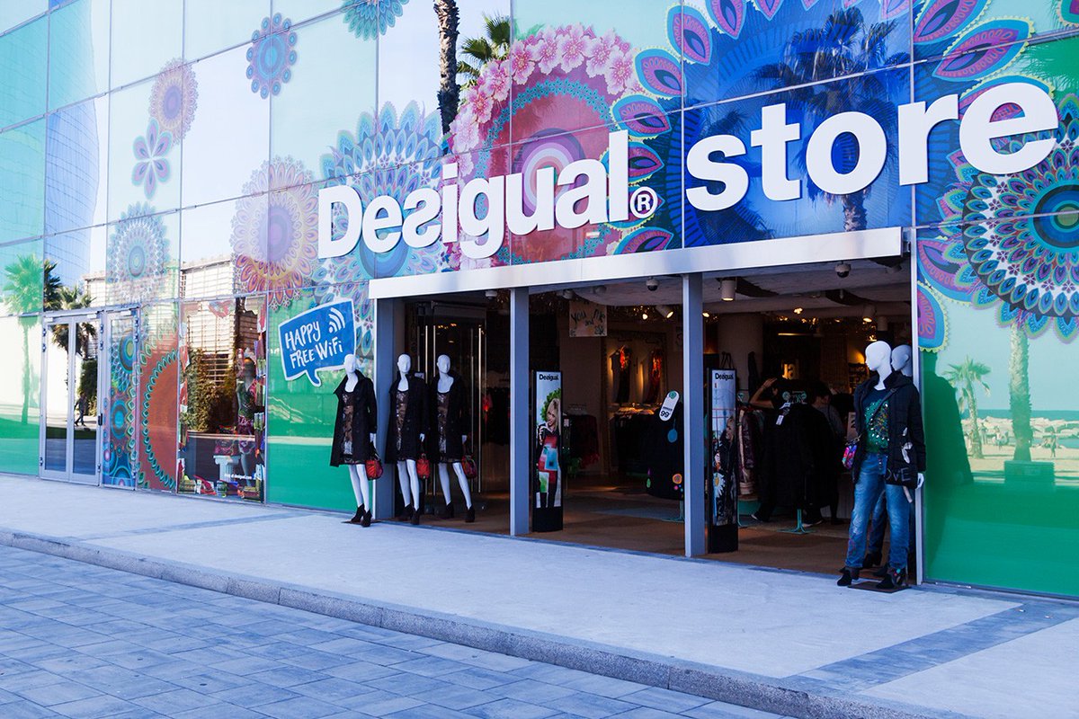 Spain_India's tweet photo. 👗 @Desigual_ES inaugura sus dos primeras tiendas en la #India 🇮🇳 https://t.co/ls9EbKSi5u
👜 #Tablez es su socio local y uno de los principales grupos de retail del país
👡 Las tiendas se ubican en Nueva Delhi y se suman al canal de venta online de la firma en India https://t.co/3RjRVrEHAK