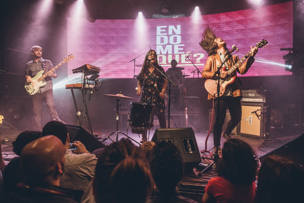 Era el turno de <a href="/FizzySoup/">Fizzy Soup</a> , quienes siguieron con el ritmo que llevaba la noche y, con toda su energía y dándolo todo, animaron a un público que tenía ganas de más 😜