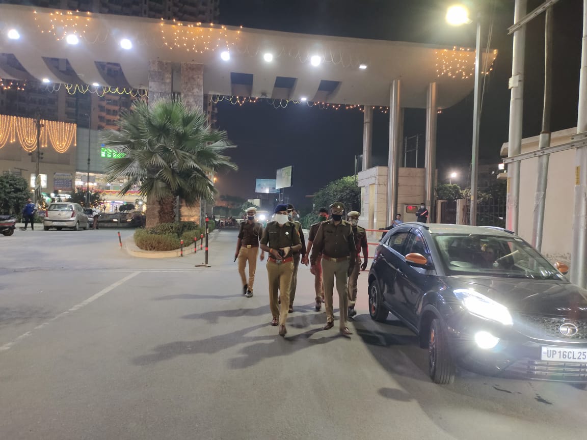 श्रीमान सहायक पुलिस आयुक्त 2 सेंट्रल नोएडा व प्रभारी निरीक्षक थाना बिसरख द्वारा आगामी त्यौहार को  दृष्टिगत रखते हुए भीड़ -भाड़ वाले इलाकों में फुट पेट्रोलिंग की गई।<a href="/noidapolice/">POLICE COMMISSIONERATE GAUTAM BUDDH NAGAR</a> <a href="/Uppolice/">UP POLICE</a> <a href="/CP_Noida/">CP Noida</a>