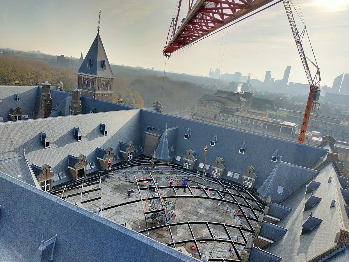 Octatube's tweet image. Last Friday: time for the #reciprocalframe, part of the gridshell roof for @Shell's C30 building. Working with two cranes simultaneously,  the frame was placed in 7 hours. #realizingchallengingarchitecture with @Vriesverburg #ridderkerkskraanwagenbedrijf #mverschoorbv