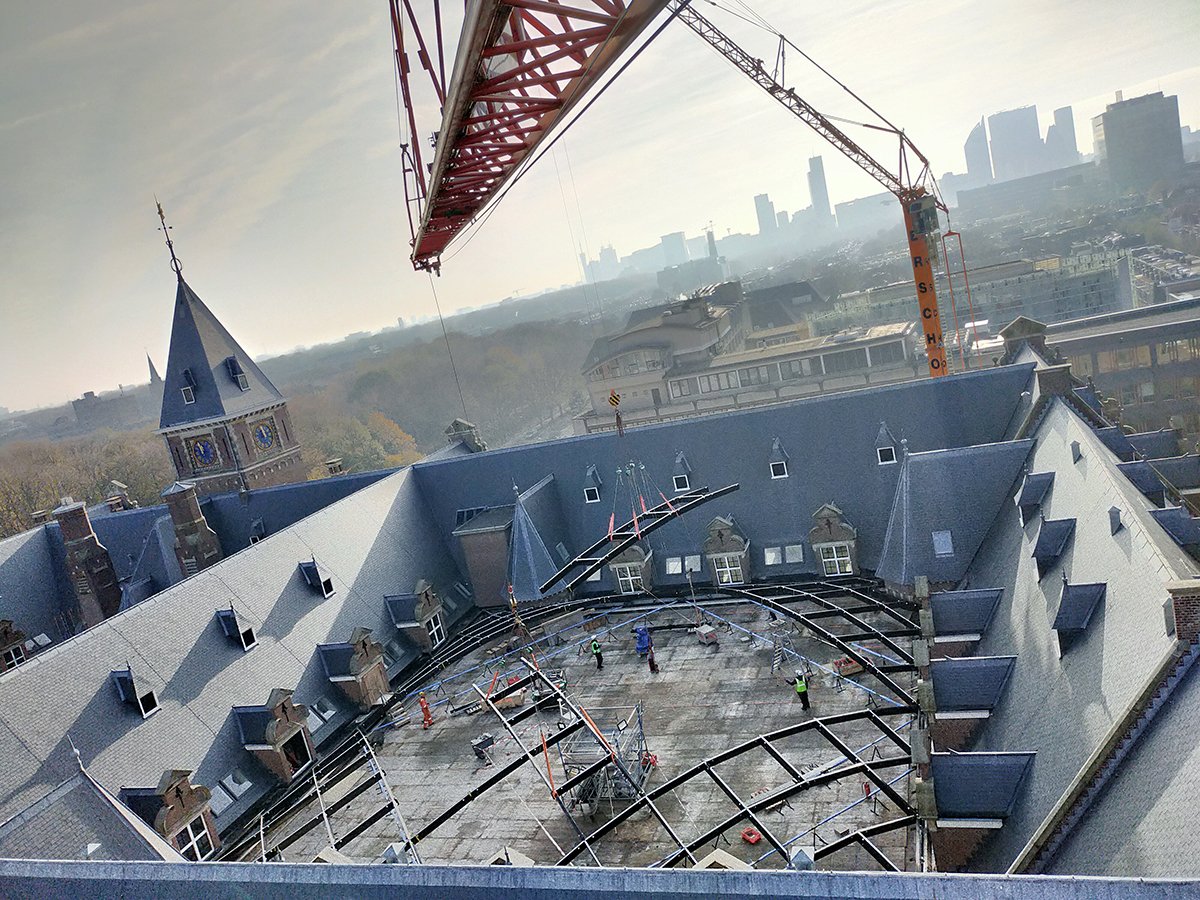 Octatube's tweet image. Last Friday: time for the #reciprocalframe, part of the gridshell roof for @Shell's C30 building. Working with two cranes simultaneously,  the frame was placed in 7 hours. #realizingchallengingarchitecture with @Vriesverburg #ridderkerkskraanwagenbedrijf #mverschoorbv