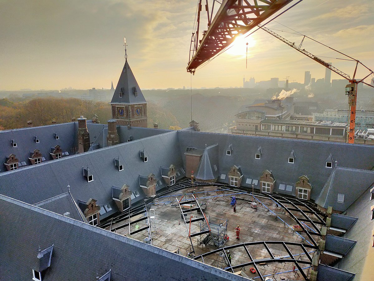 Octatube's tweet image. Last Friday: time for the #reciprocalframe, part of the gridshell roof for @Shell's C30 building. Working with two cranes simultaneously,  the frame was placed in 7 hours. #realizingchallengingarchitecture with @Vriesverburg #ridderkerkskraanwagenbedrijf #mverschoorbv